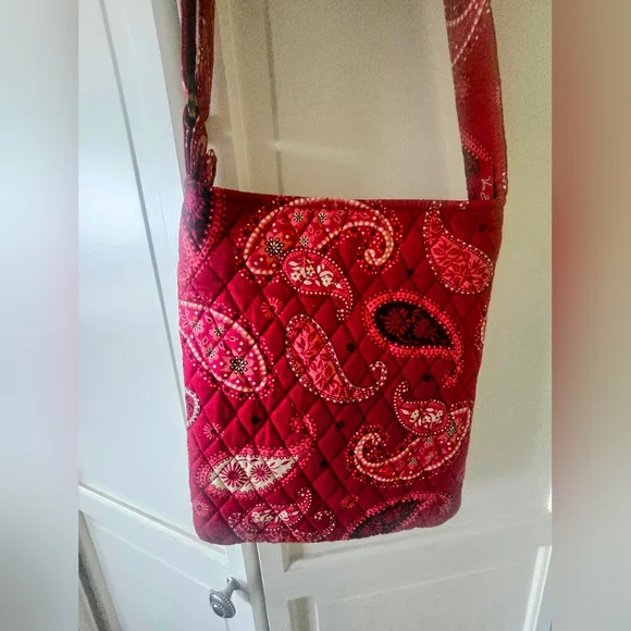 Vera Bradley Bundle: Red Paisley Quilted Shoulder Bag, Pen Set And Scrunchies - Picture 3 of 6